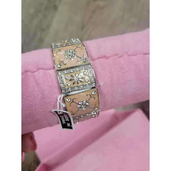 Mary Kay Pink and silver bracelet Stretch New in Velour Pink Box - Picture 3 of 6